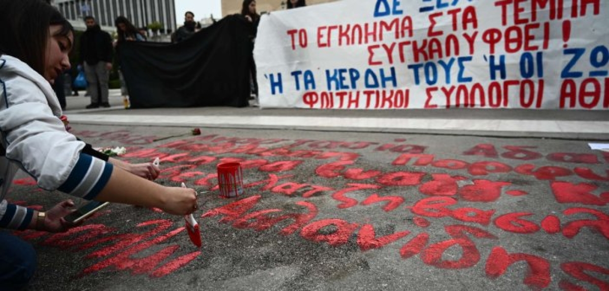 Τραγωδία στα Τέμπη: Φοιτητές ξανάγραψαν τα ονόματα των θυμάτων μπροστά στον Άγνωστο Στρατιώτη