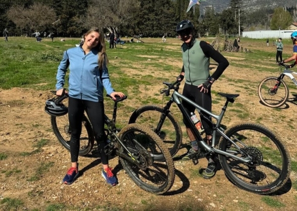 Ο Κυριάκος Μητσοτάκης κάνει ποδήλατο με την κόρη του Δάφνη και εύχεται Καλή Σαρακοστή
