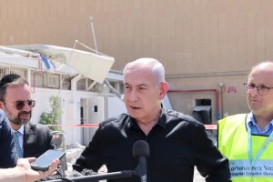 Bίντεο: Ο Νετανιάχου έβγαζε λόγo τόνωσης ηθικού του ισραηλινού λαού &amp; κατέρρευσε κτίριο που είχε πληγεί από πύραυλο