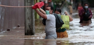 Πλημμύρες «πνίγουν» την Τζακάρτα, εκατοντάδες άνθρωποι άστεγοι