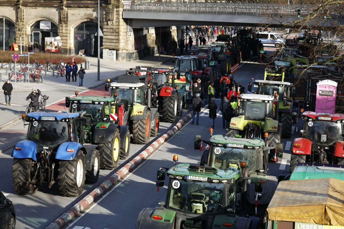 Γερμανία: Συγκέντρωση αγροτών με τρακτέρ στο Αμβούργο – Αποκλείστηκαν αιφνιδιαστικά είσοδοι του λιμανιού