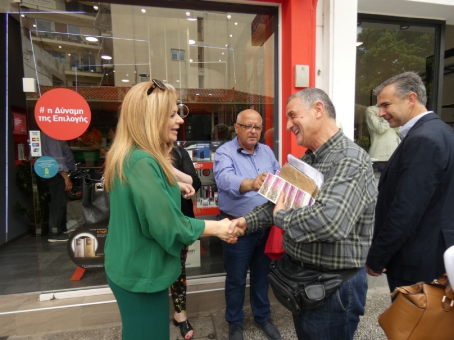Στο εμπορικό κέντρο του Αγρινίου περιόδευσε η Χριστίνα Σταρακά: «Οι πολίτες θέλουν να νικήσουμε και να ενώσουμε το Αγρίνιο»