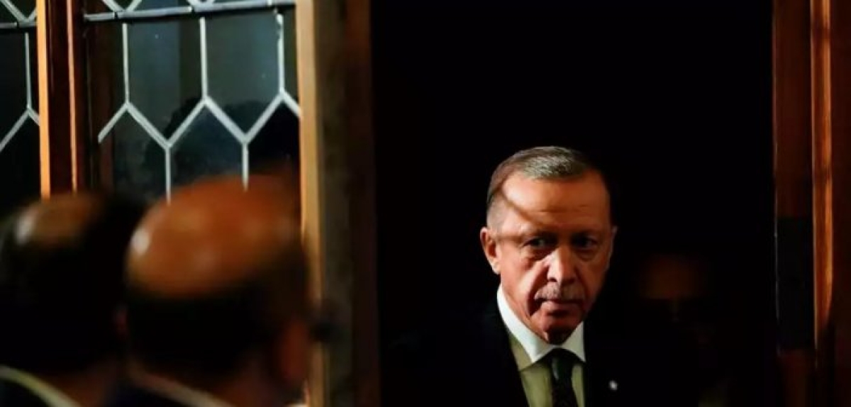 Κατακεραυνώνει Ερντογάν το Politico: Σέρνει τη χώρα του σε περιττό πόλεμο για να σώσει το τομάρι του