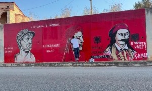 Αλβανία: Τοιχογραφία «βαφτίζει» Αλβανούς τον Μέγα Αλέξανδρο και τον Μάρκο Μπότσαρη