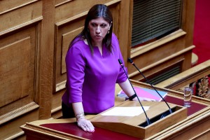 Κωνσταντοπούλου για Τσίπρα: Κάνει διακοπάρες και ζωάρα, θέλει να γίνει καθηγητής σε γλώσσα που δεν ξέρει!