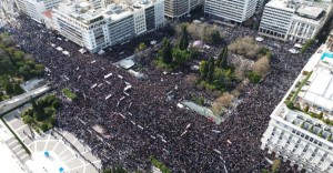 Τέμπη: Βουλιάζει το Σύνταγμα από κόσμο – Μεγάλα πλήθη διαδηλώνουν σε όλη την Ελλάδα (ΦΩΤΟ – Βίντεο)