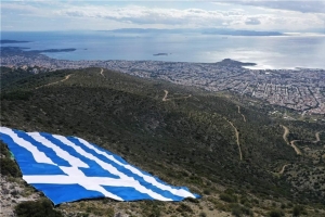 Ελληνική σημαία 4.000 τ.μ. «άπλωσαν» στον Υμηττό