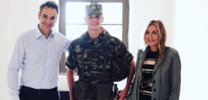 Κυριάκος Μητσοτάκης: Νέα φωτογραφία του πρωθυπουργικού ζεύγους με τον γιο τους στη μονάδα στον Έβρο