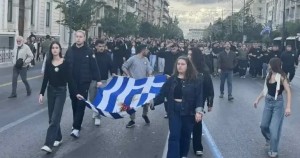 Πολυτεχνείο: Η κόρη της αείμνηστης Φώφης Γεννηματά με την αιματοβαμμένη σημαία