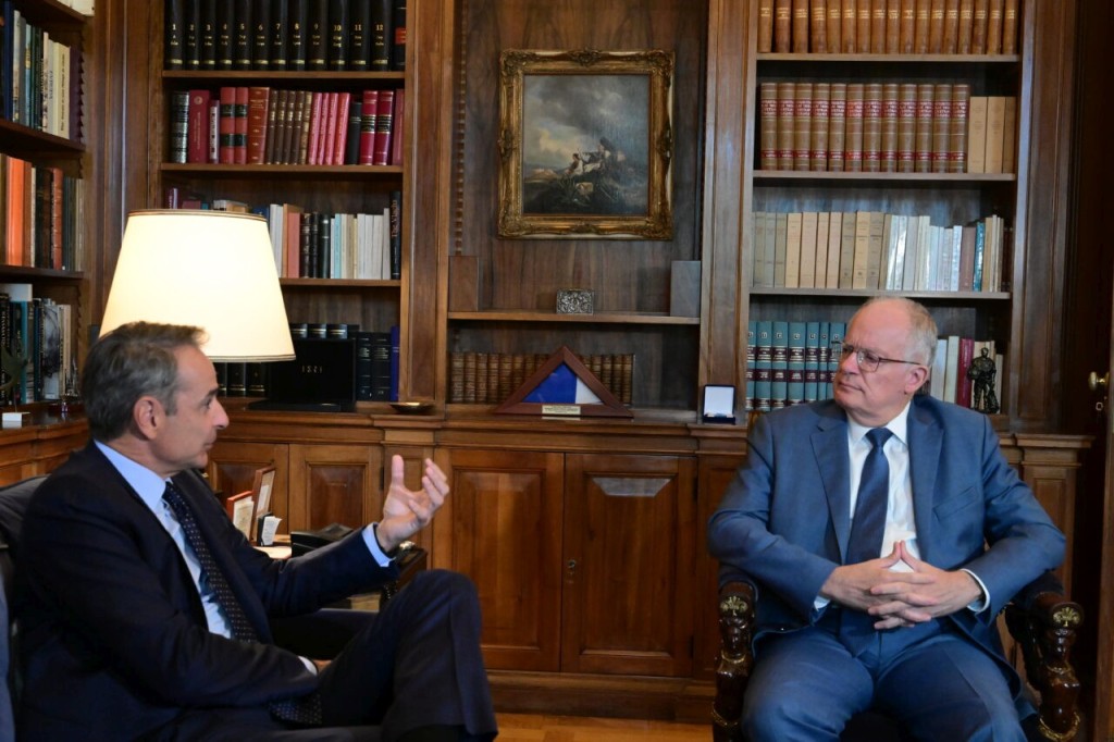 Μητσοτάκης σε Τασούλα: «O Aγνωστος Στρατιώτης έχει συμβολικό βάρος, να διαφυλάξουμε τον χαρακτήρα του»