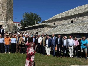 Γρεβενά: Οι αγανακτισμένοι κτηνοτρόφοι έδιωξαν από γιορτή του «Τρανού Χορού» τους εκπροσώπους της κυβέρνησης