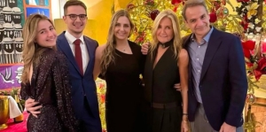 Ο Κυριάκος Μητσοτάκης εύχεται «καλή χρονιά» με μια οικογενειακή φωτογραφία