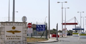 Tο Ιράν χτύπησε τον διάδρομο προσγείωσης στη βάση της RAF στο Ακρωτήρι της Κύπρου, λέει το Λονδίνο