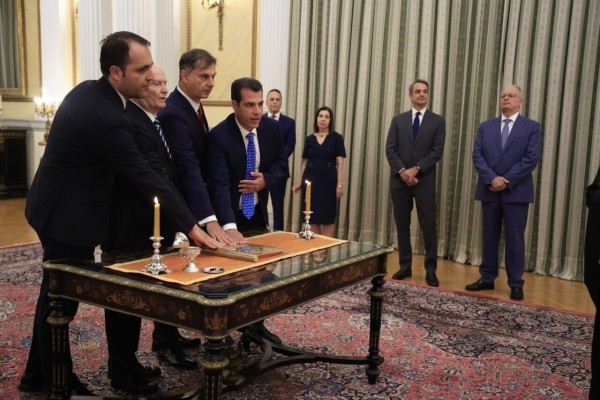 Πλεύρης μετά την ορκωμοσία του: Θα συνεχίσω την πολιτική Βορίδη – Κανένας παράνομος μετανάστης δεν θα νομιμοποιηθεί
