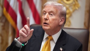 Ο N.Τραμπ προειδοποιεί για «καταστροφή» εάν καταργηθούν οι δασμοί