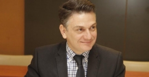 Θάνος Μωραΐτης: «Σε λίγο θα πουν ότι για το σκάνδαλο Novartis φταίει ένας περιπτεράς κι ένας δερματολόγος από τα Γρεβενά» (video)