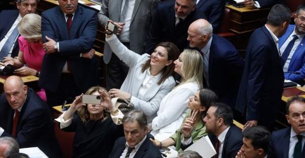 Selfies, χαμόγελα και νέα πρόσωπα στην ορκωμοσία των «βουλευτών της μιας μέρας»