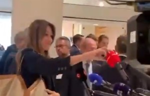 Καταδίκη Σαρκοζί: Έξαλλη η Κάρλα Μπρούνι, σκίζει το κάλυμμα μικροφώνου μετά την απόφαση