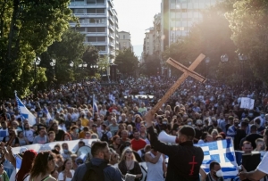 Συγκέντρωση αντεμβολιαστών στην Αθήνα με πανό, σταυρούς και εικόνες (video)