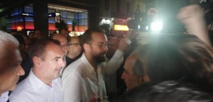 Θερμή αγκαλιά του Απόστολου Κατσιφάρα στον Νεκτάριο Φαρμάκη