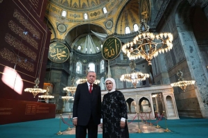 Δίχως τέλος οι προκλήσεις Ερντογάν: Δώρισε στην Αγιά Σοφιά πίνακα με στίχους από το Κοράνι