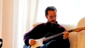 Βασίλης Καλογήρου: «Παίξε, όπως τότε που είχες όλα τα δαχτυλάκια σου πριν σου τα κόψουν τα “ζώα”», γράφει η μητέρα του