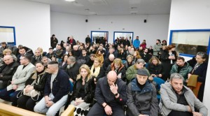 Έντιμοι δικαστές δεν θα δίκαζαν σε τέτοια αίθουσα...