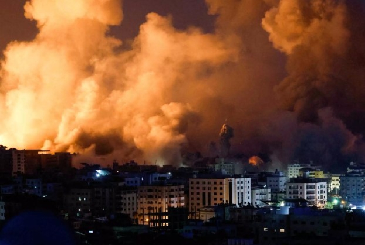 Πόλεμος στο Ισραήλ: Ολονύχτιος βομβαρδισμός της Γάζας, επιχείρηση και στην Δυτική Όχθη – Στην Ρωσία ο Αμπάς