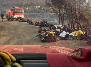 Φωτιά στην Κερατέα: Εξαντλημένοι πυροσβέστες ξαπλωμένοι στο χώμα για να ξεκουραστούν