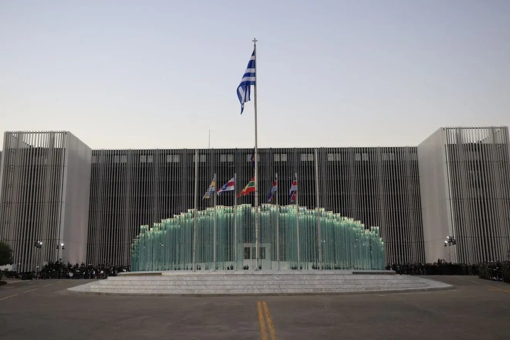 Το «λίφτινγκ» στο κτίριο του υπουργείου Εθνικής Άμυνας: «Απ’έξω κούκλα» αλλά το από μέσα έχει σημασία…