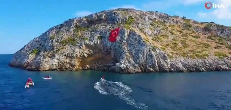 Ανεβάζουν την ένταση οι Τούρκοι: Ύψωσαν τεράστια σημαία τους απέναντι από τα Ίμια