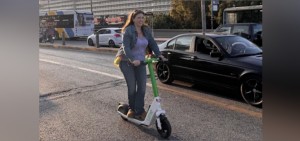 Ζωή Κωνσταντοπούλου: Κάνει ανέμελη ηλεκτρικό πατίνι στον Πειραιά