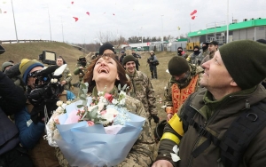 Ουκρανία: Γάμος με στολές παραλλαγής στο μέτωπο