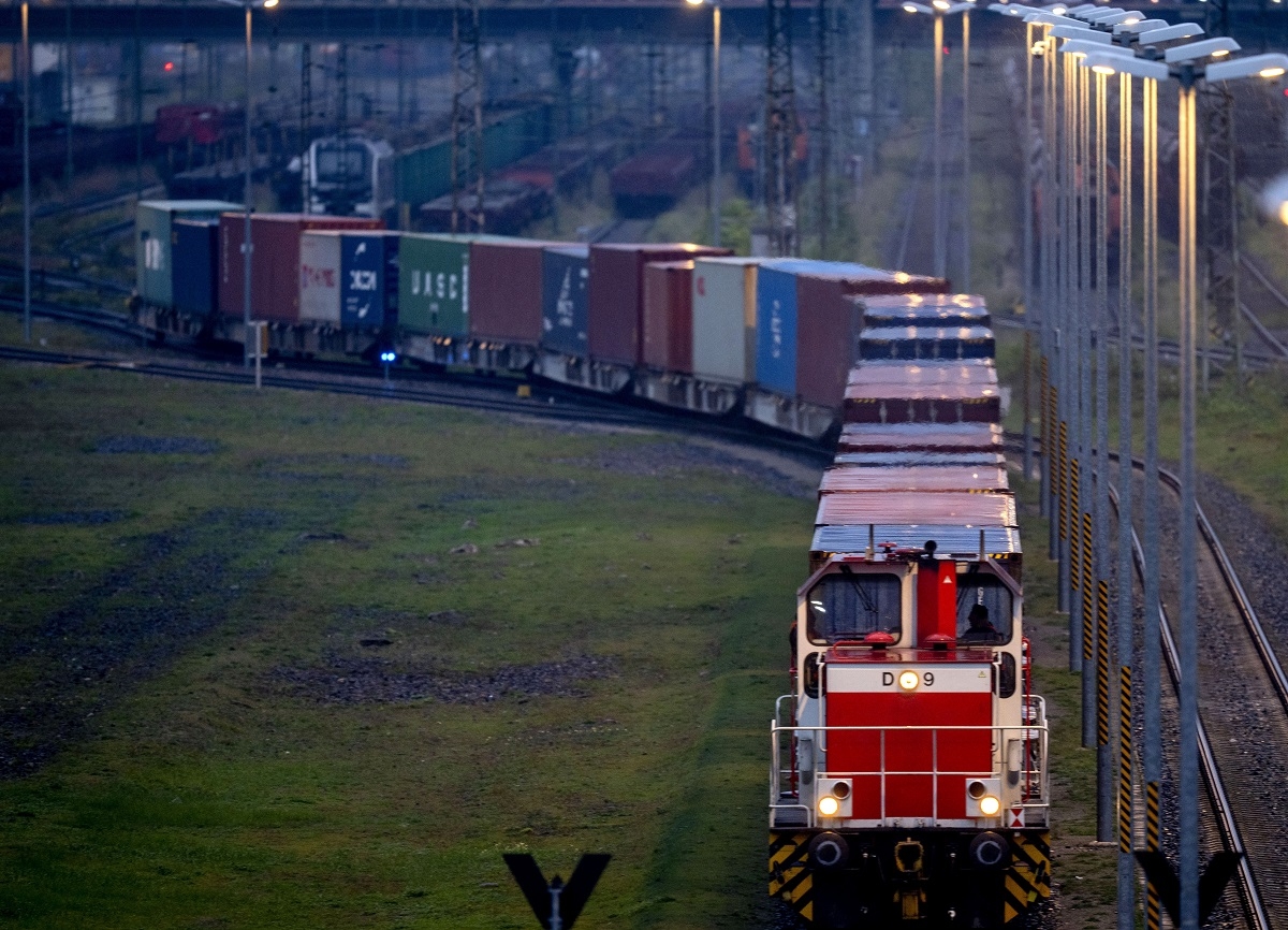 Ουκρανία: Προσπάθεια παράκαμψης του αποκλεισμού των πολωνικών συνόρων με φόρτωση των φορτηγών της σε σιδηροδρομικές αποβάθρες