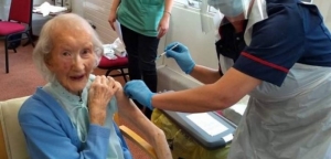 Εμβολιάστηκε 108χρονη για τον κορονοϊό