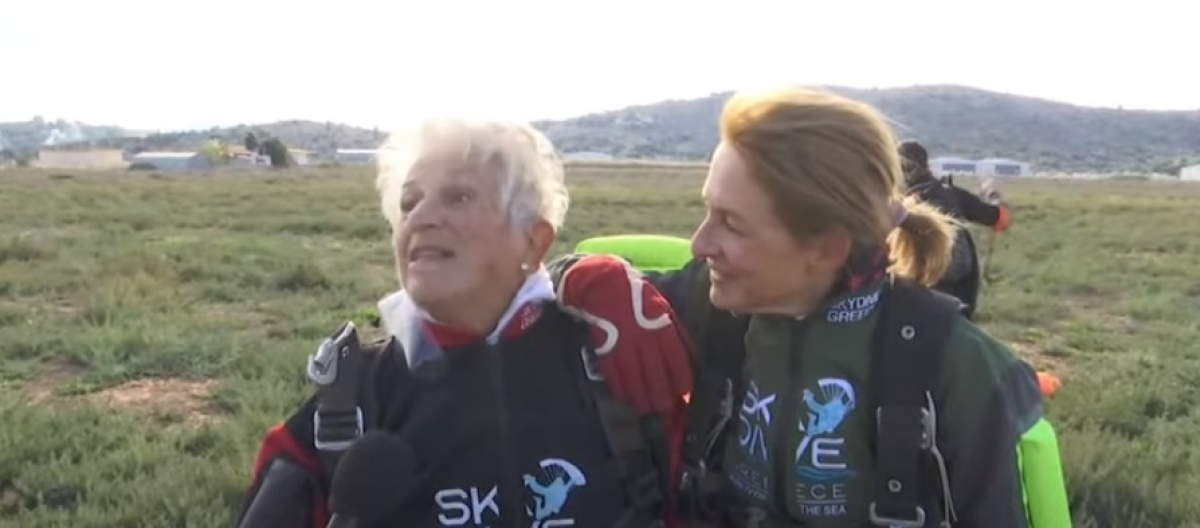 Η 86χρονη που πραγματοποίησε ένα όνειρο ζωής: Έκανε ελεύθερη πτώση από τα 12.000 πόδια! (βίντεο)