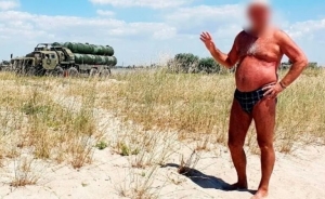 Κριμαία: Ρώσος τουρίστας που πόζαρε με το μαγιό του «πρόδωσε» τη θέση πυραυλικού συστήματος του Πούτιν