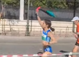 Η Β.Κωνσταντινοπούλου από το Αγρίνιο έτρεξε κρατώντας την σημαία της Παλαιστίνης στον 40ο αυθεντικό Μαραθώνιο (video)