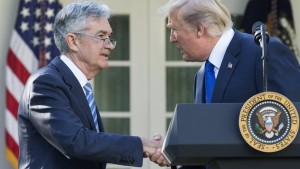 Ο Ν.Τραμπ κάλεσε τον κεντρικό τραπεζίτη στον Λευκό Οίκο: «Οι τιμές είναι κάτω, γιατί δεν μειώνει τα επιτόκια;»