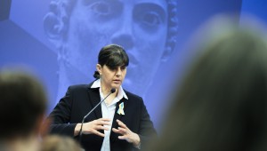 Η Λάουρα Κοβέσι, το ρουσφέτι και ο αυτοεγκλωβισμός του επιτελικού κράτους Μητσοτάκη