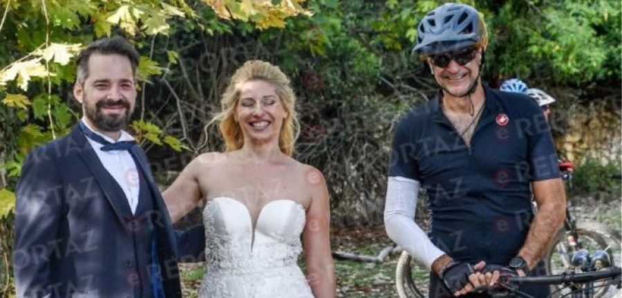 Μητσοτάκης: Έκανε ποδήλατο και… πόζαρε με νεόνυμφους στη γαμήλια φωτογράφισή τους