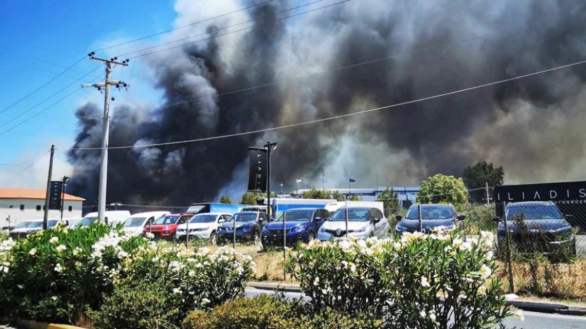 Καίγονται σπίτια στην Βάρη – Εξαφανισμένες οι δυνάμεις πυρόσβεσης τα πρώτα κρίσιμα λεπτά (βίντεο, φωτό)