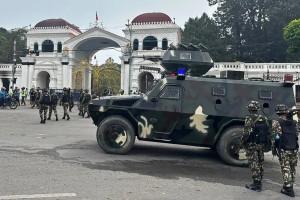 Βίντεο: Στους 25 οι νεκροί στο Νεπάλ – Στρατιώτες κάνουν περιπολία στο Κατμαντού