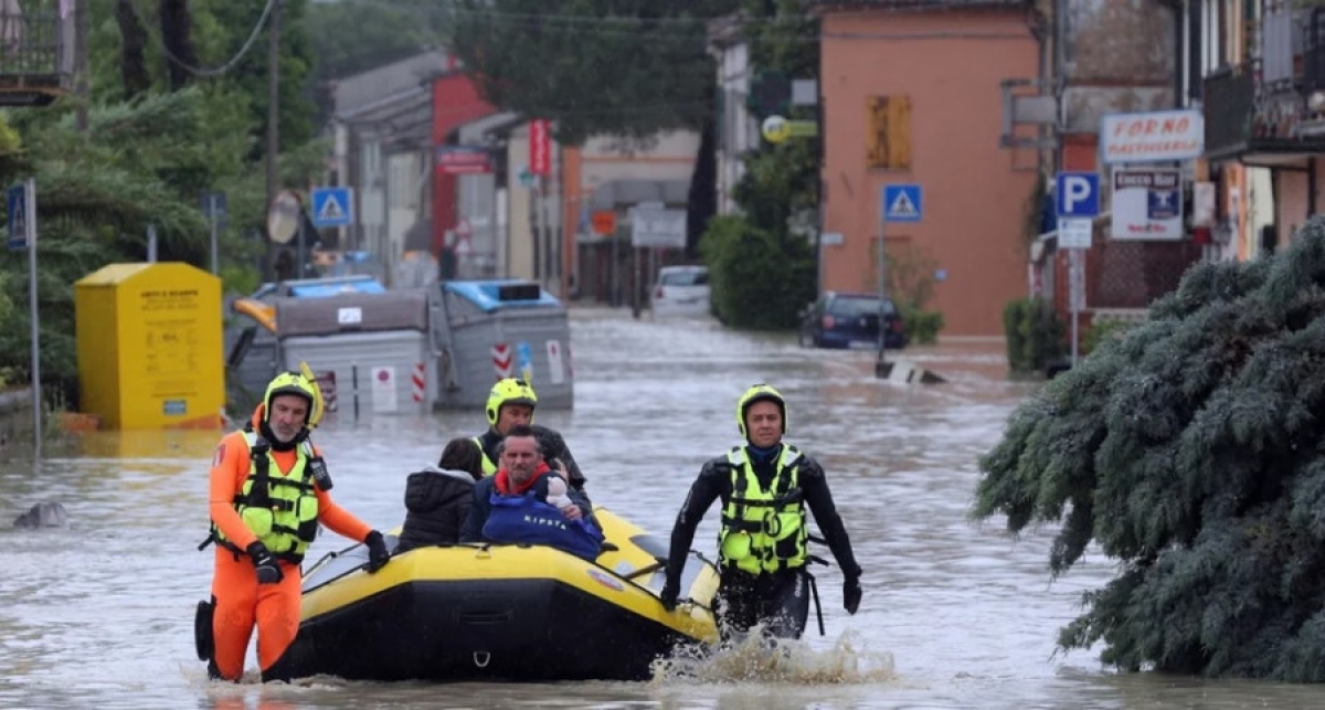 Πλημμύρες Ιταλία: Οκτώ νεκροί από την βιβλική καταστροφή – Συνεχίζεται η αναζήτηση των αγνοουμένων (εικόνες+video)