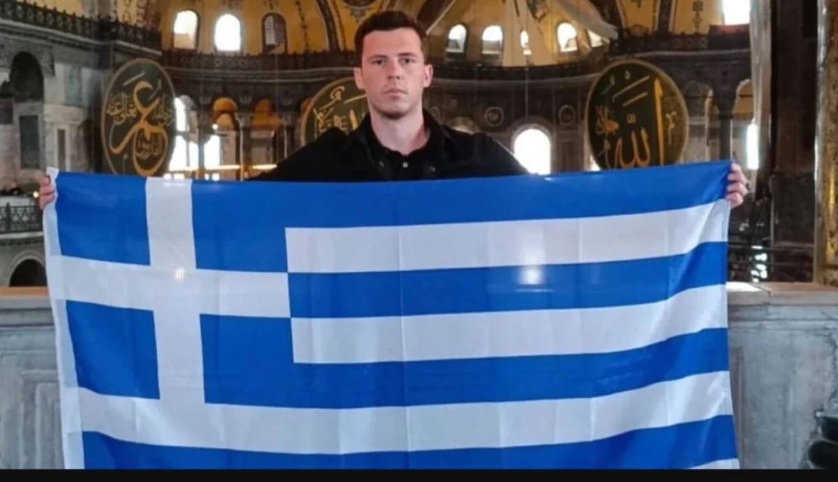 Έλληνας άνοιξε τη σημαία στην Αγία Σοφία και έγραψε «Αγαπημένη μου Πόλη, για πάντα Ελληνική»