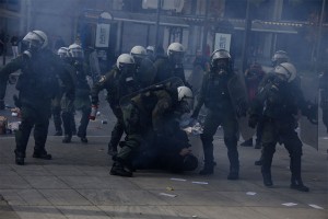 ΜΑΤ και κουκουλοφόροι διαλύουν τις μεγάλες συγκεντρώσεις διαμαρτυρίας για το Έγκλημα των Τεμπών