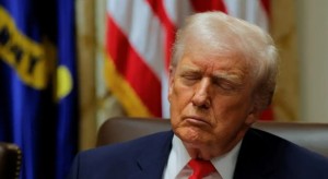 Απίστευτος Τραμπ: Κλείνω τα μάτια στα υπουργικά συμβούλια όχι γιατί κοιμάμαι, αλλά επειδή βαριέμαι