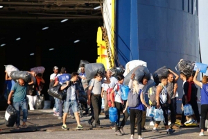Μέσα στον Απρίλιο η μεταφορά 2.000 προσφύγων και μεταναστών στην ενδοχώρα