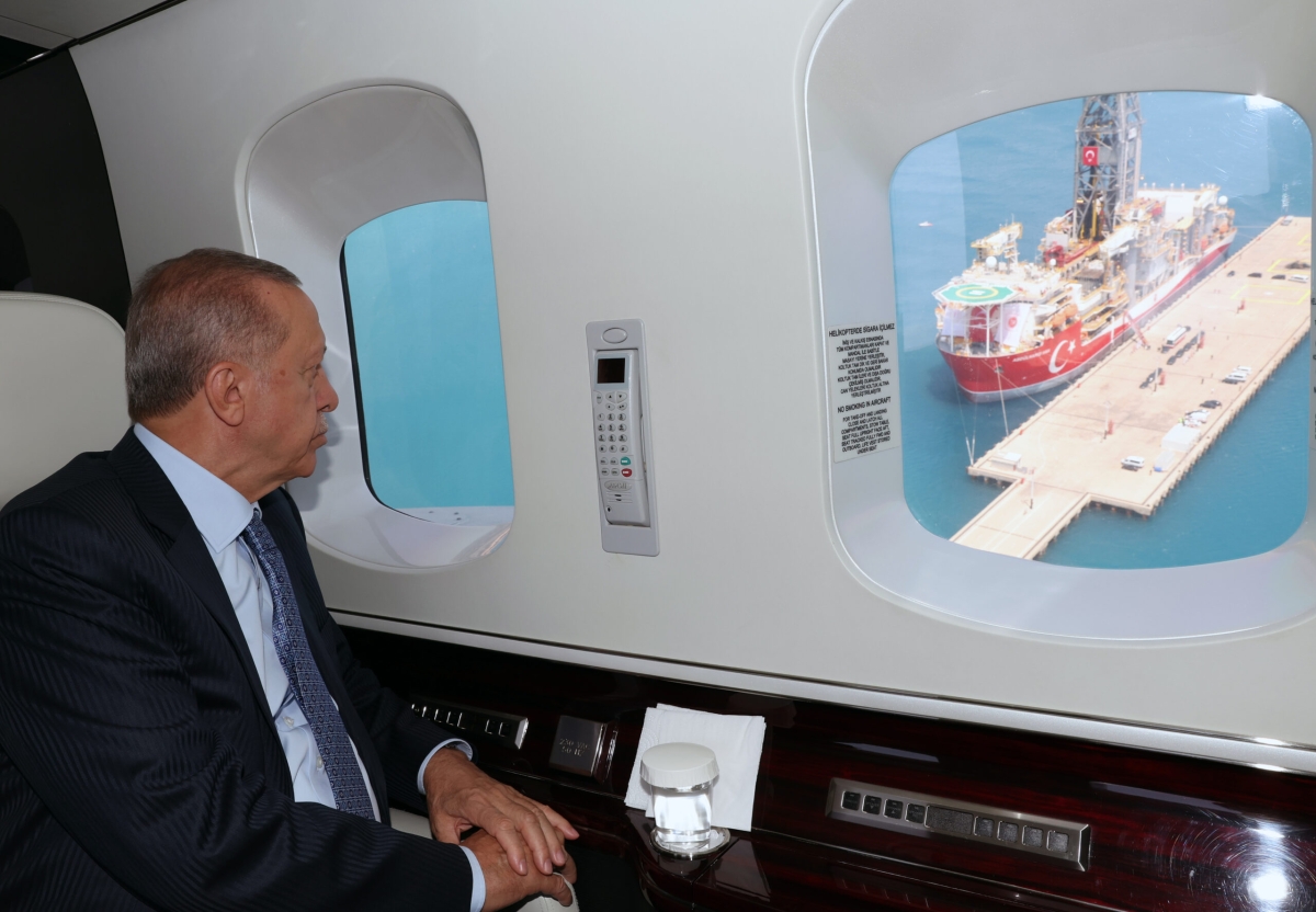 Τουρκία: Άρχισε η μεγάλη πρόκληση Ερντογάν – Ανάρτηση από το αεροπλάνο για το γεωτρύπανο Αμπντούλ Χαμίτ Χαν