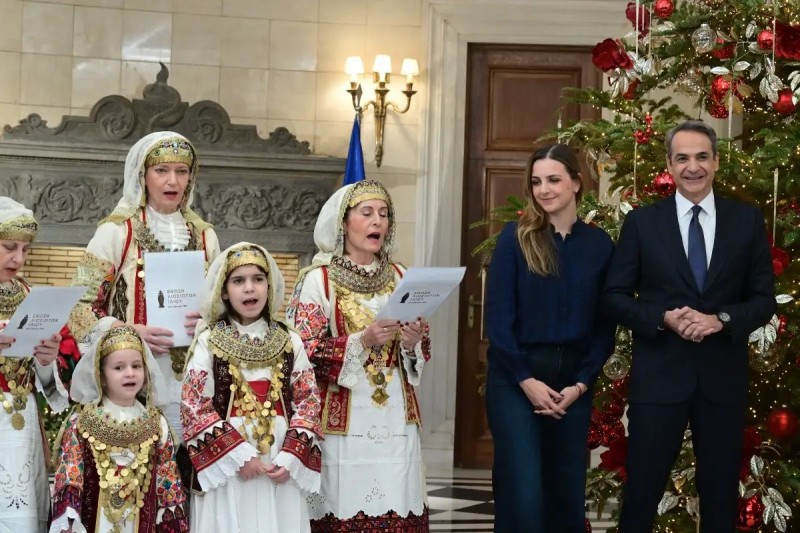 Μέγαρο Μαξίμου: Ο Μητσοτάκης άκουσε τα πρωτοχρονιάτικα κάλαντα μαζί με την κόρη του, Σοφία